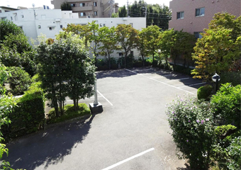 医院敷地内に駐車場20台完備しています